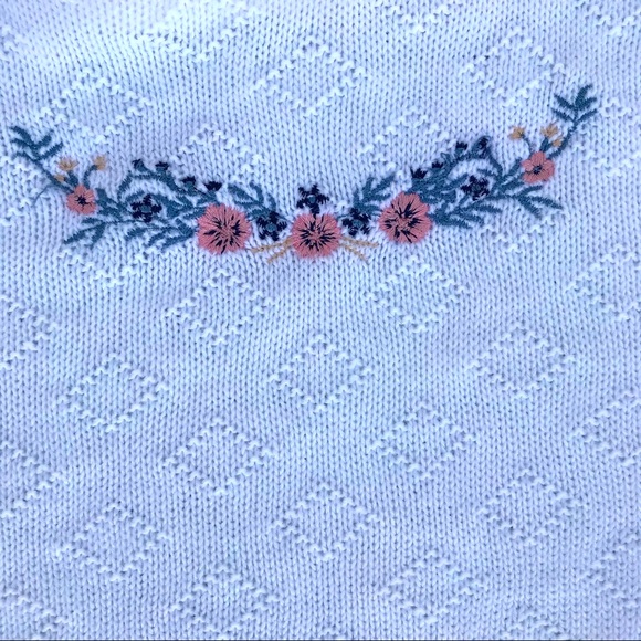VINTAGE Lightweight White Floral Detail Sweater - Picture 4 of 8